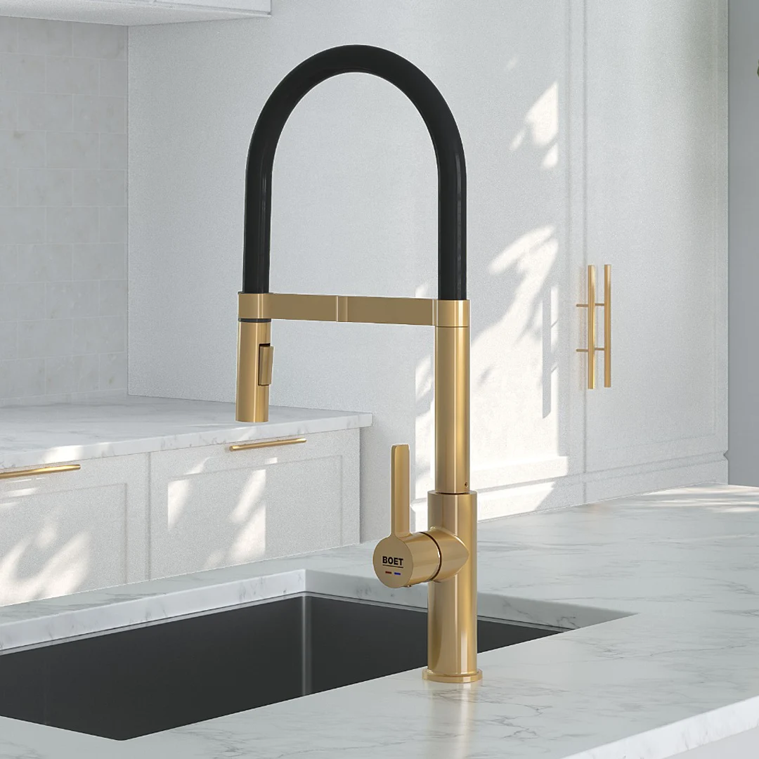 Grifo de cocina Udine, acabado gold, caño flexible, duchita imantada y apertura en frío.