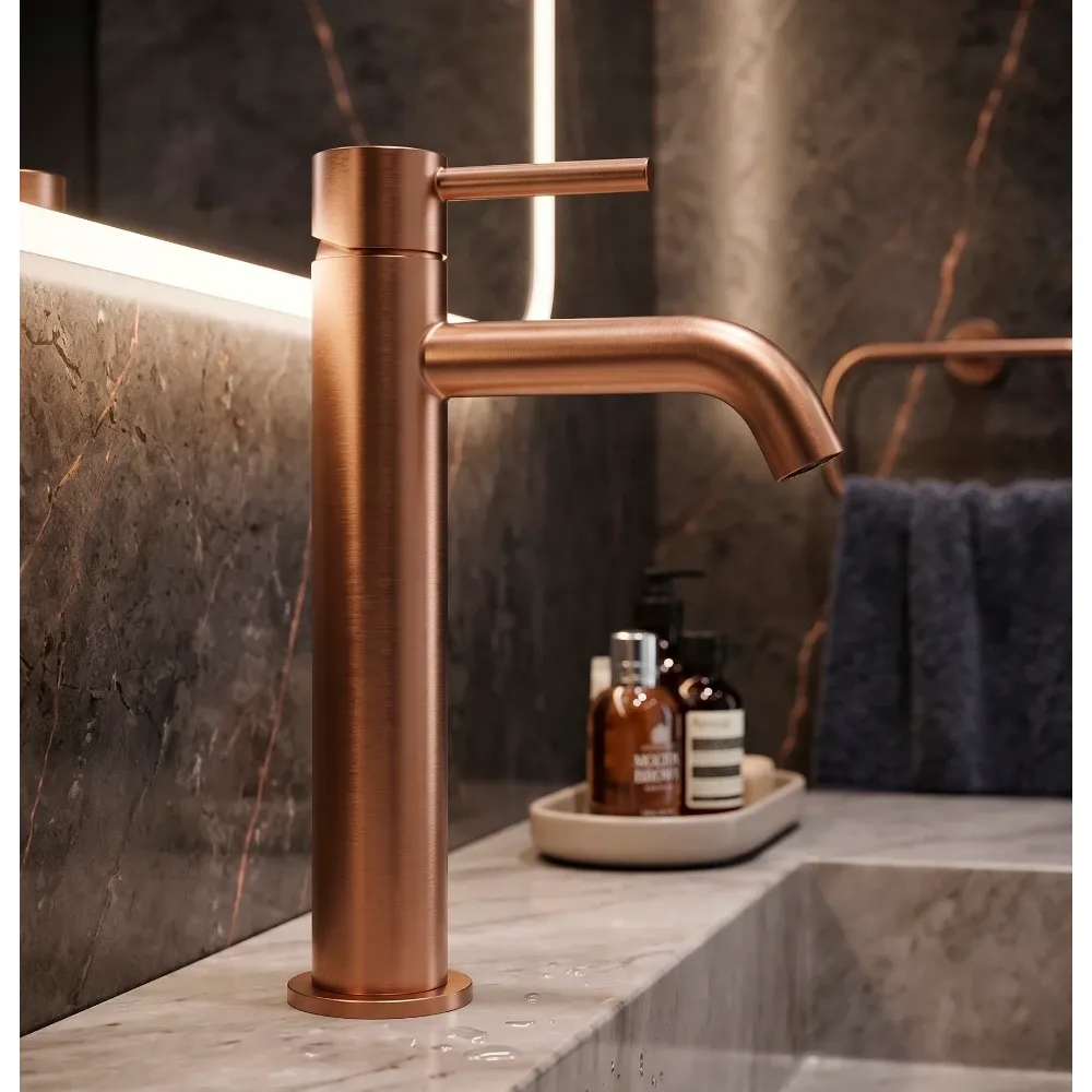 Adaptación de Tube cobre cepillado pvd en un baño de hotel
