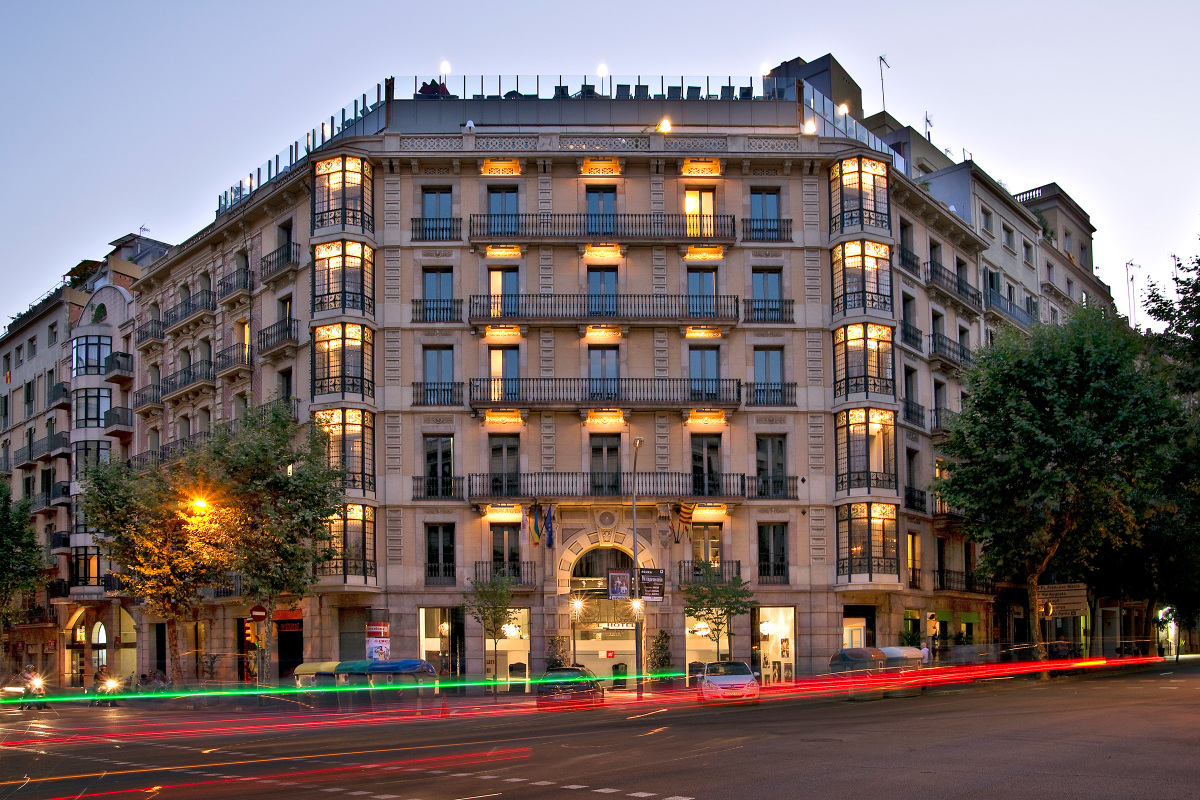 Fachada del Hotel Axel (Barcelona), proyecto con grifería Feliu Boet