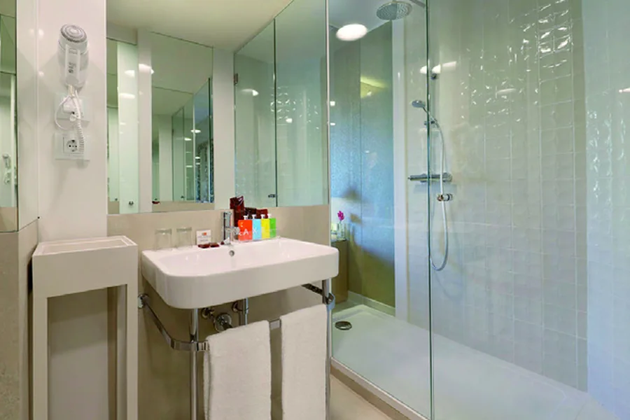 Baño del Hotel Axel (Barcelona) equipado con grifería Feliu Boet