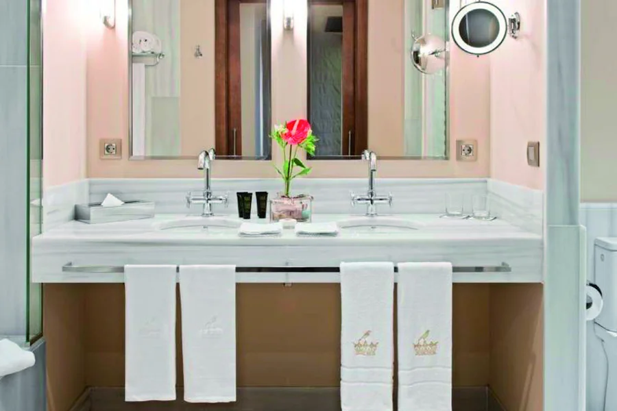 Baño del Gran Hotel Bahía Duque (Tenerife) equipado con grifería Feliu Boet