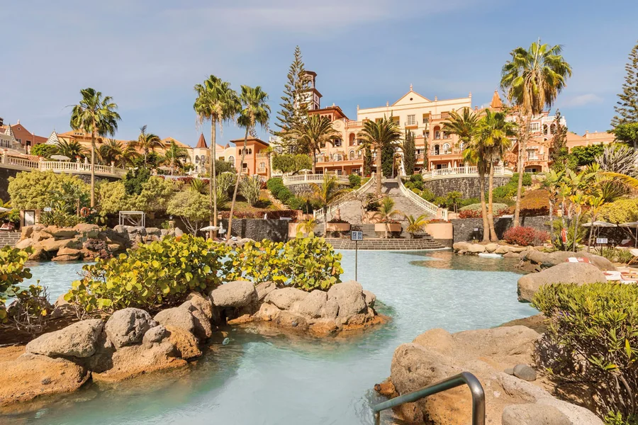 Fachada del Gran Hotel Bahía Duque (Tenerife), proyecto con grifería Feliu Boet