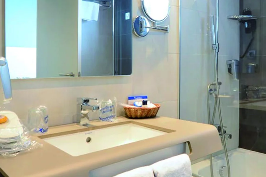 Baño del Hotel Benalmádena Playa (Málaga) equipado con grifería Feliu Boet