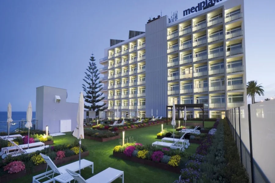 Fachada del Hotel Benalmádena Playa (Málaga), proyecto con grifería Feliu Boet