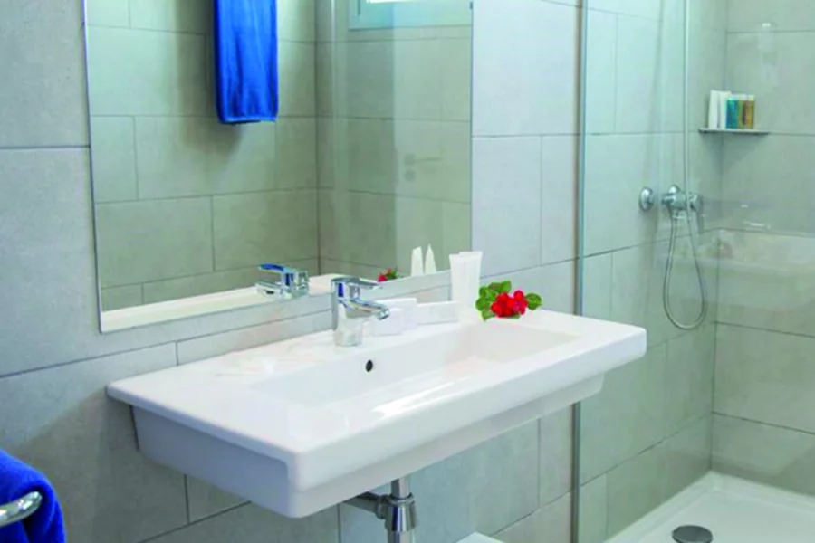 Baño del Hotel Bronze Playa (Las Palmas) equipado con grifería Feliu Boet