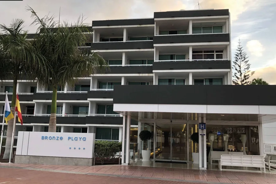 Fachada del Hotel Bronze Playa (Las Palmas), proyecto con grifería Feliu Boet