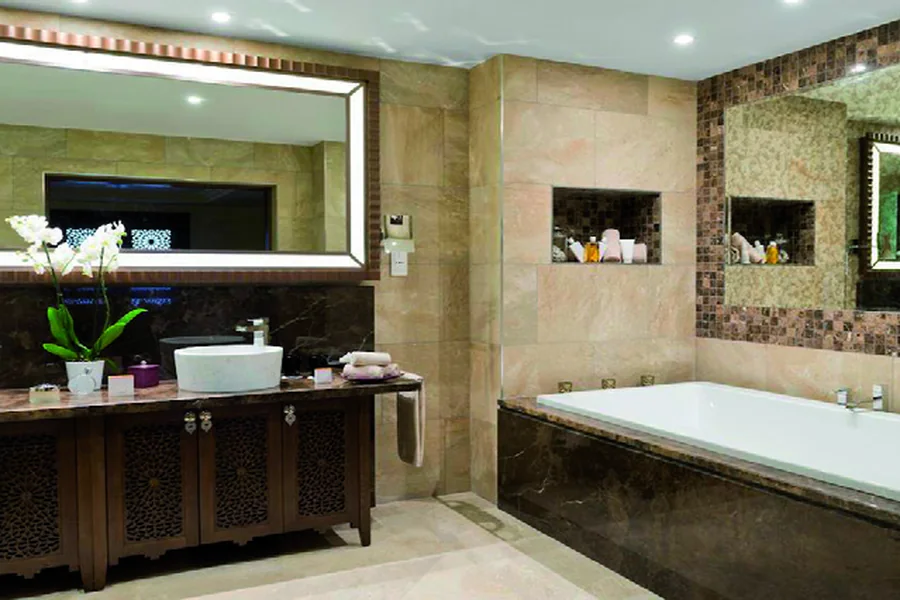 Baño del Hotel Tiara Miramar Beach (Francia) equipado con grifería Feliu Boet