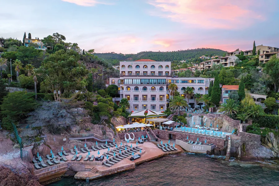 Fachada del Hotel Tiara Miramar Beach (Francia), proyecto con grifería Feliu Boet
