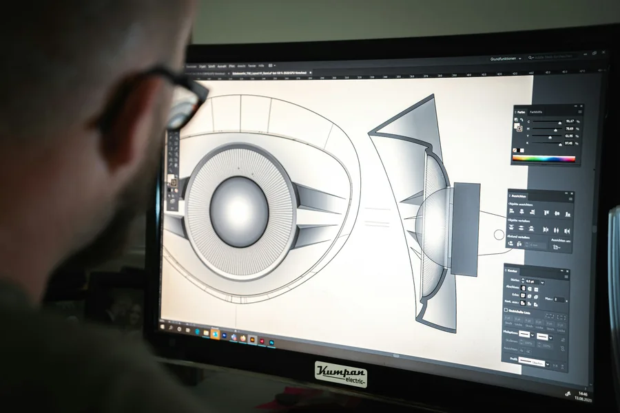 Diseñador modelando en 3D una pieza en el ordenador