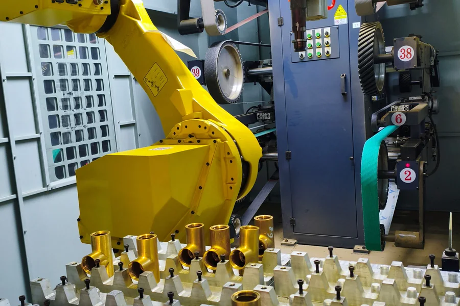 Robot de pulido trabajando cuerpos de grifo en la planta de Boet